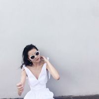 Váy trắng cổ chữ V
