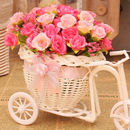 Xe đạp và giỏ hoa hồng
