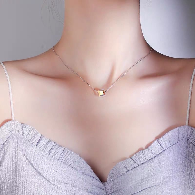 Vòng cổ hình vuông bằng đá lấp lánh