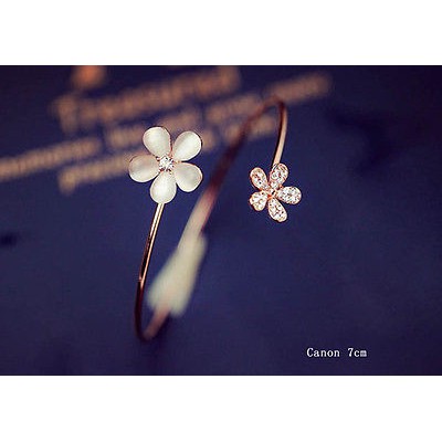 Vòng đeo tay dạng hở trang trí hoa cúc đính đá nhân tạo thời trang cho nữ