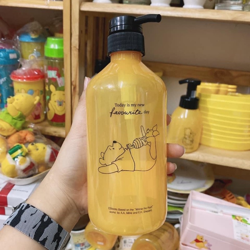 Bình nhựa xịt có vòi gấu Pooh