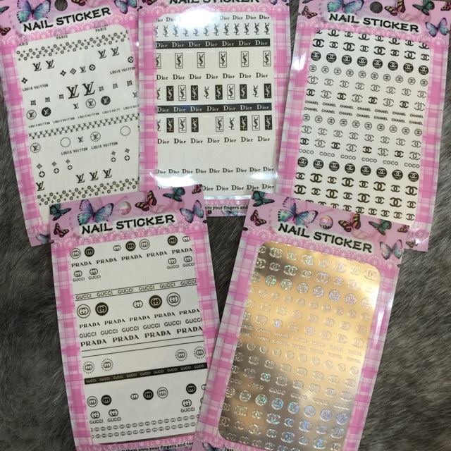 Stick nail miếng to