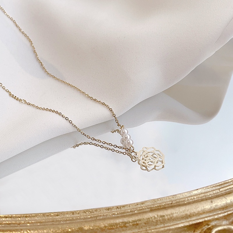 Vòng cổ Thép Titan Mặt Hoa Hồng Đính Ngọc Trai Nhân Tạo Thời Trang