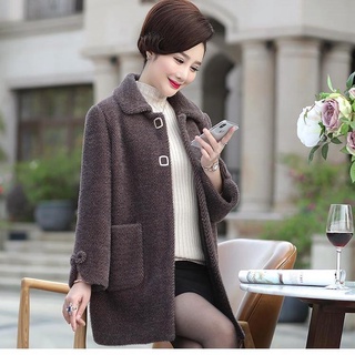 Mẹ mặc áo khoác len mùa đông