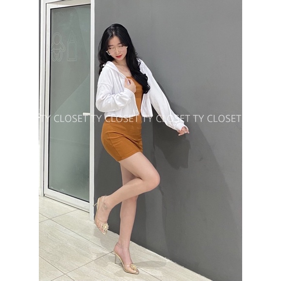 Set đầm nâu hai dây kèm áo khoác nhẹ trắng