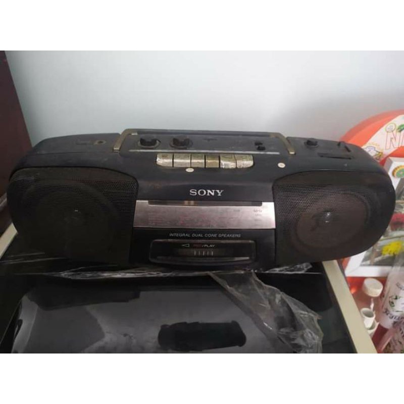 Máy cassette radio Sony kiểu cũ thập niên 90