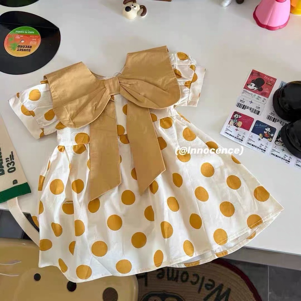 Váy chấm bi vàng cổ nơ cho bé gái chất đũi mềm mát và thấm mồ hôi