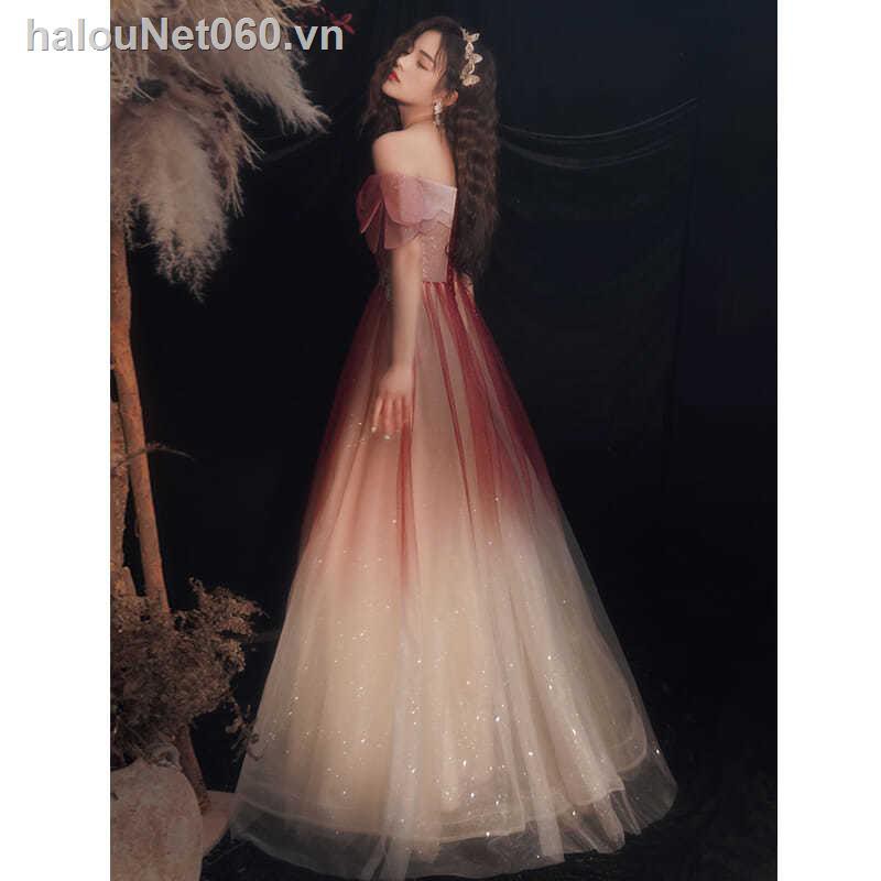 Đầm cô dâu màu đỏ rượu vang thiết kế thời trang 2020