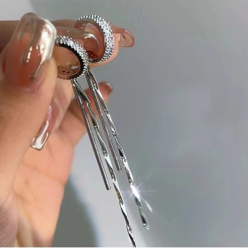 Khuyên Tai Dạng Kẹp Dáng Dài Đính Đá Zircon Hình Giọt Nước Phối Tua Rua Thời Trang Sang Trọng Cho Nữ