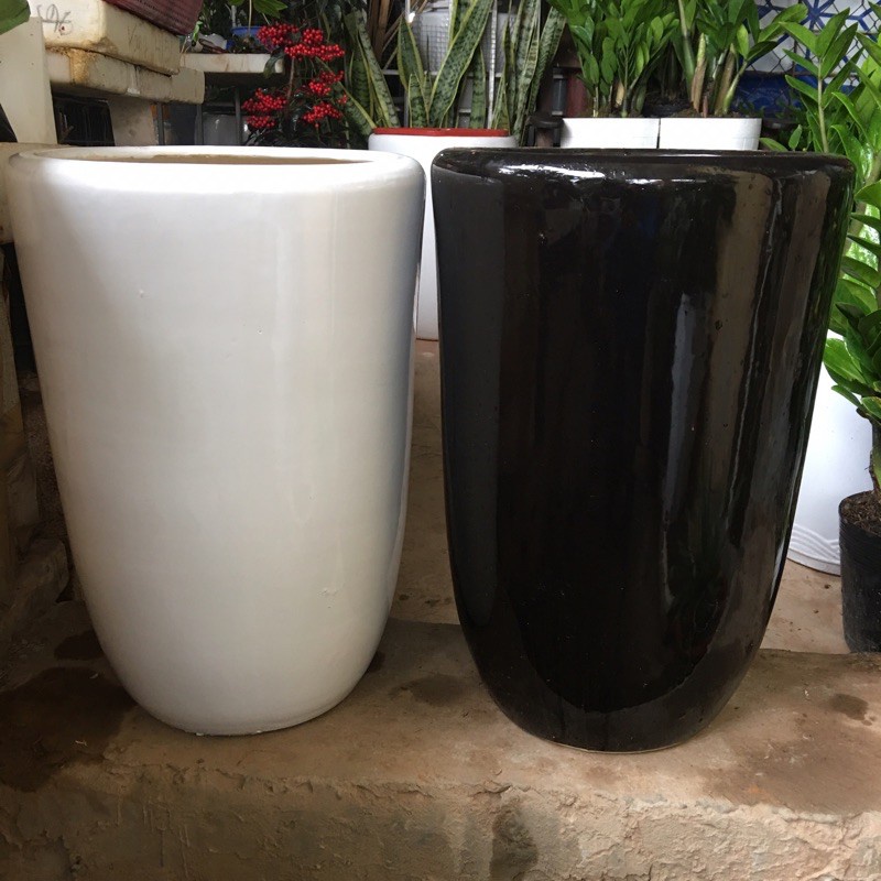 Chậu sứ trồng cây bát tràng dáng tròn bầu kích thước 43cm x28cm-chậu bom trơn 2 màu đen trắng-hoaluaminhhoa