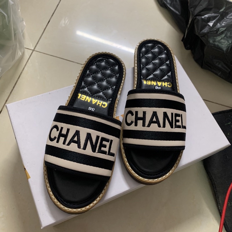 Dép lê thời trang, quai ngang gắn đá sáng lấp lánh, đế cao su viền cói. Siêu nhẹ