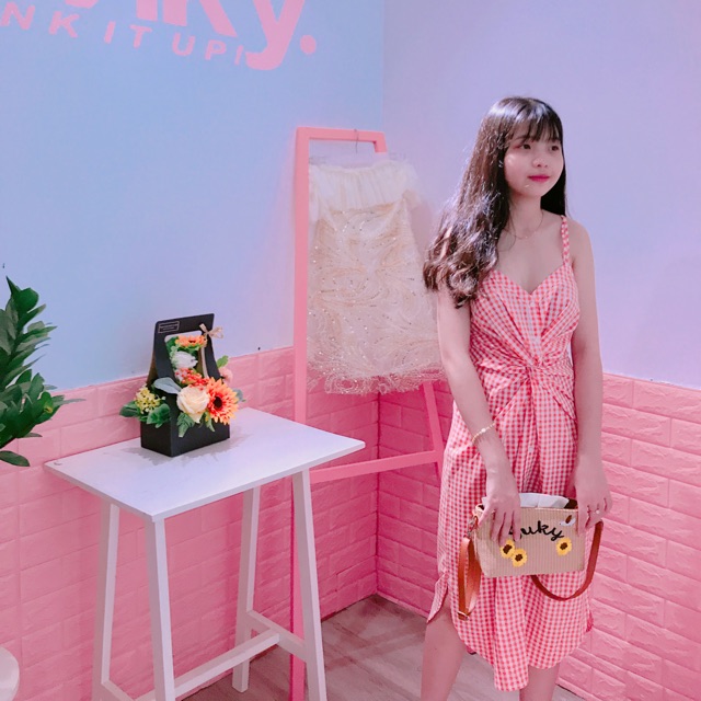 Váy kẻ hai dây rúm eo