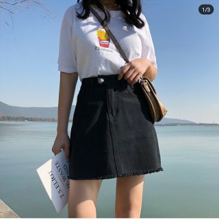 Chân váy bò jeans ngắn cạp cao form rộng tua rua