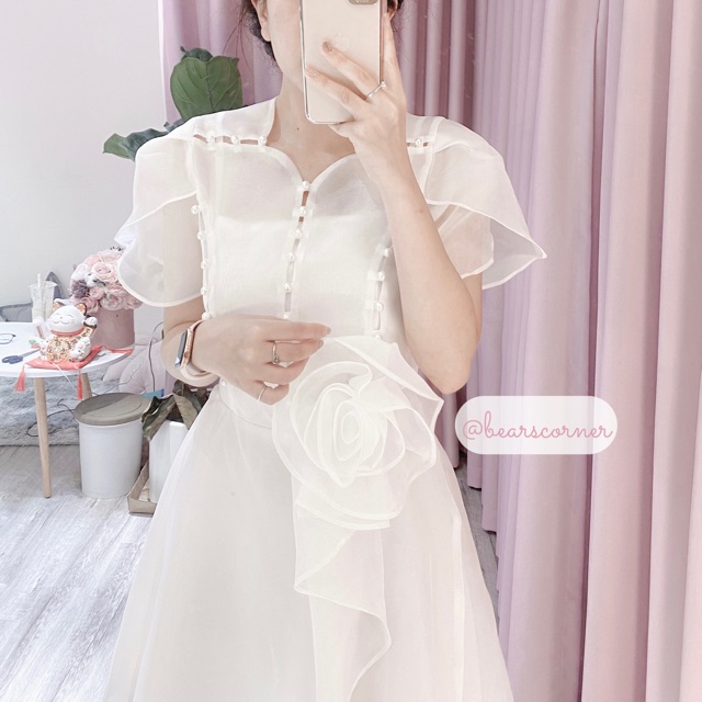 Váy trắng thiết kế xếp hoa đính ngọc trai