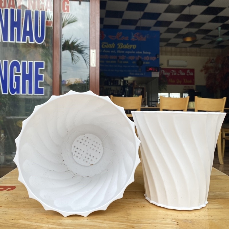 Chậu nhựa trồng cây hình tròn, viền chậu uốn lượn sóng, dày dặn viền dày 0,7cm chịu bền cao, phù hợp trồng các loại hoa