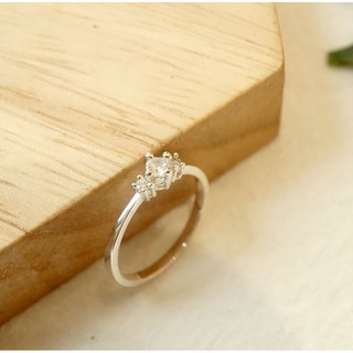 Nhẫn trơn đính 3 viên đá nhỏ