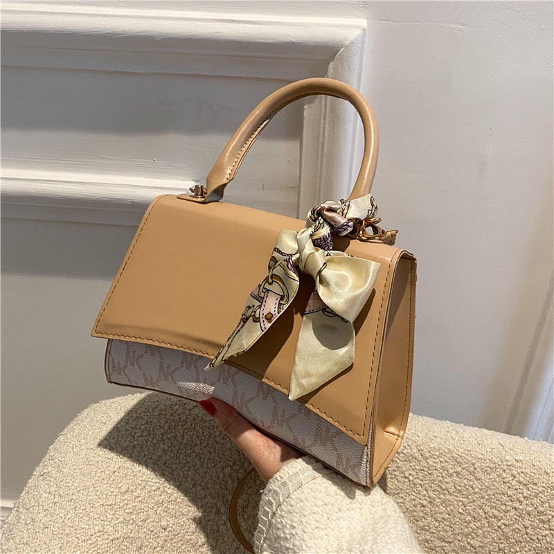 Túi đeo chéo vai in chữ thời trang năm 2021