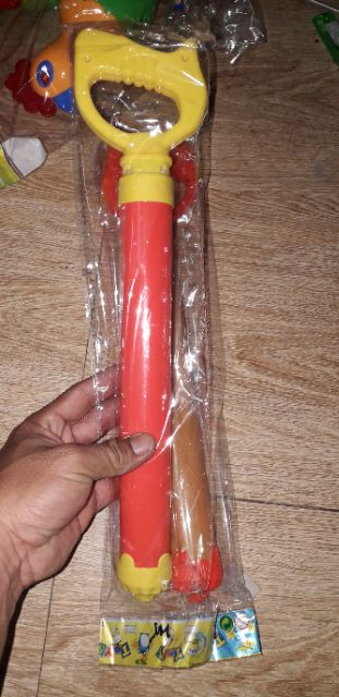 Một chiếc ống xịt nước bằng nhựa dài 36cm