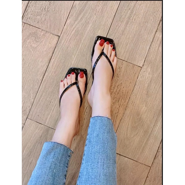Dép bệt xỏ ngón 2 dây nền trơn đầu vuông. bao bền đẹp. nắng mưa đều mang được. cam kết như hình