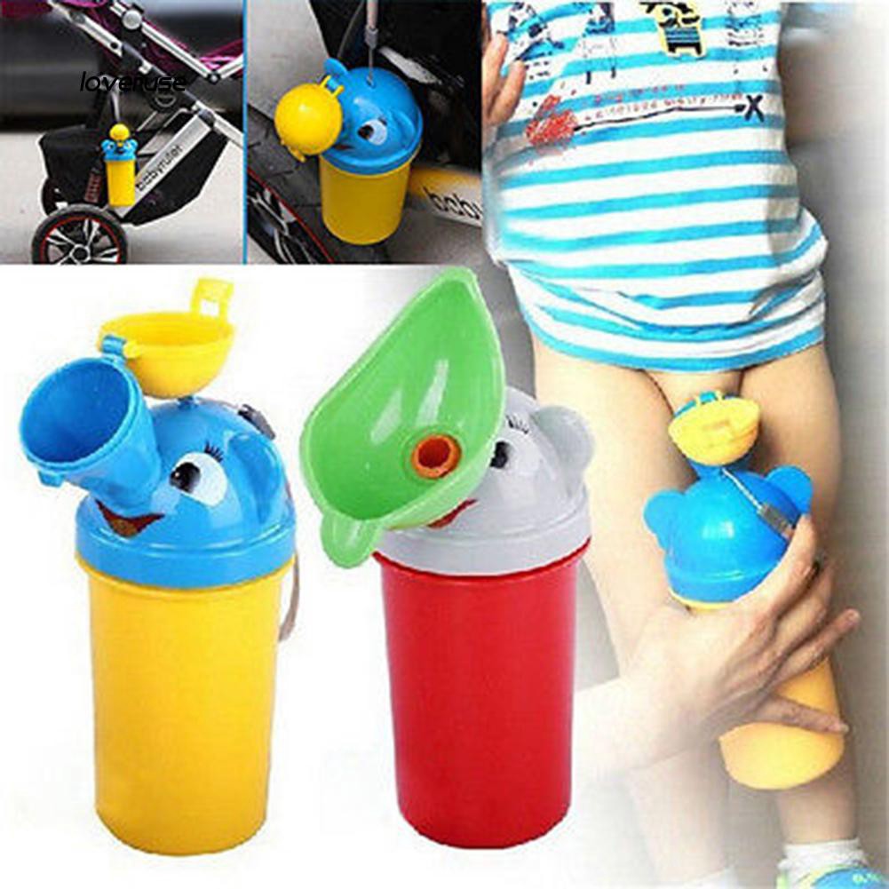 Bình đi vệ sinh cho bé trên xe hơi