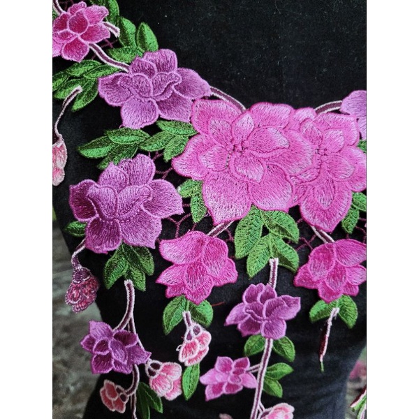 Cổ áo, hoa thêu 2 bên mã BC07