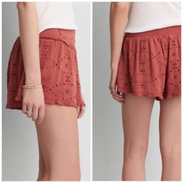 Quần shorts ren lỗ American Eagle