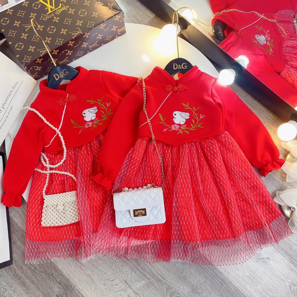 Váy đỏ thêu thỏ cho bé gái