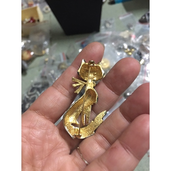 Cài áo kim loại khảm men hình thú si tuyển Nhật