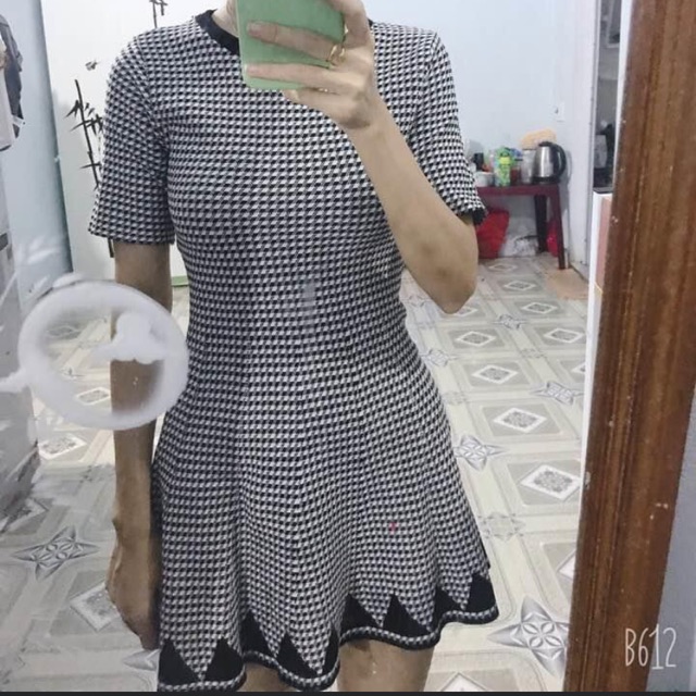 Váy sọc đen trắng