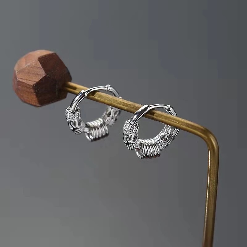 Khuyên Tai Tròn Bằng Thép Không Gỉ Mạ Bạc Phong Cách Hip Hop Cá Tính Dành Cho Nam