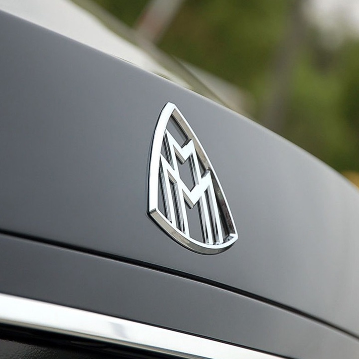 Logo biểu tượng sau xe Maybach G80706