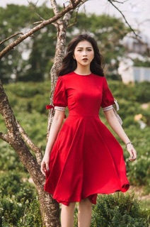 Đầm đỏ xoè phối ren tay