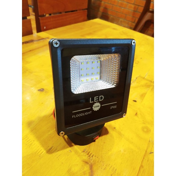 Đèn led và sạc điện thoại 2 cổng usb 5v-2a dùng pin makita 14.4 - 18v