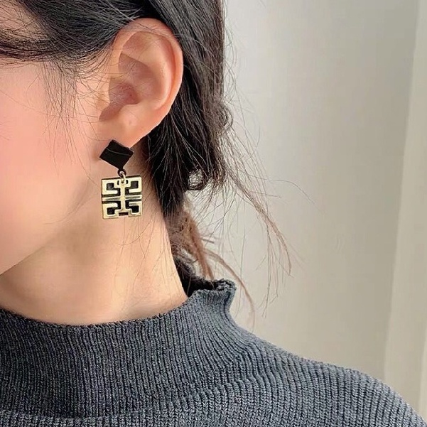 Khuyên Tai Tông Màu Đen Phong Cách Cổ Điển