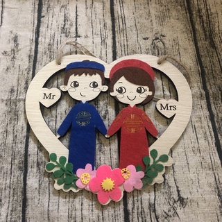 Bảng gỗ trang trí tiệc cưới làm quà cưới hình cô dâu chú rể mặc áo dài truyền thống chất liệu gỗ