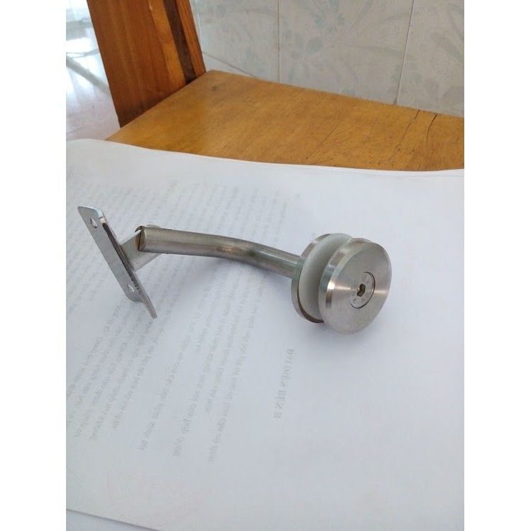 Bát đỡ tay vịn lan can cầu thang B04 - fi 10 inox 304