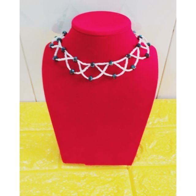 Vòng cổ da  trưng bày trang sức cao cấp