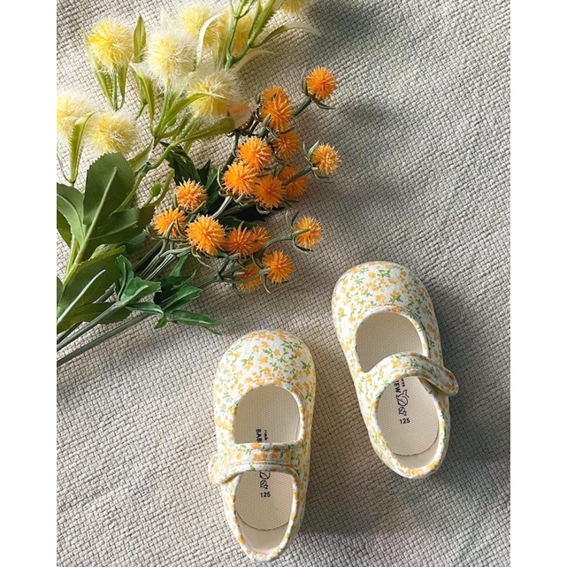 Giày tập đi em bé Hàn Quốc hoa vàng