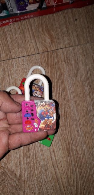 Một chiếc ổ khóa số mini bằng nhựa rất đẹp