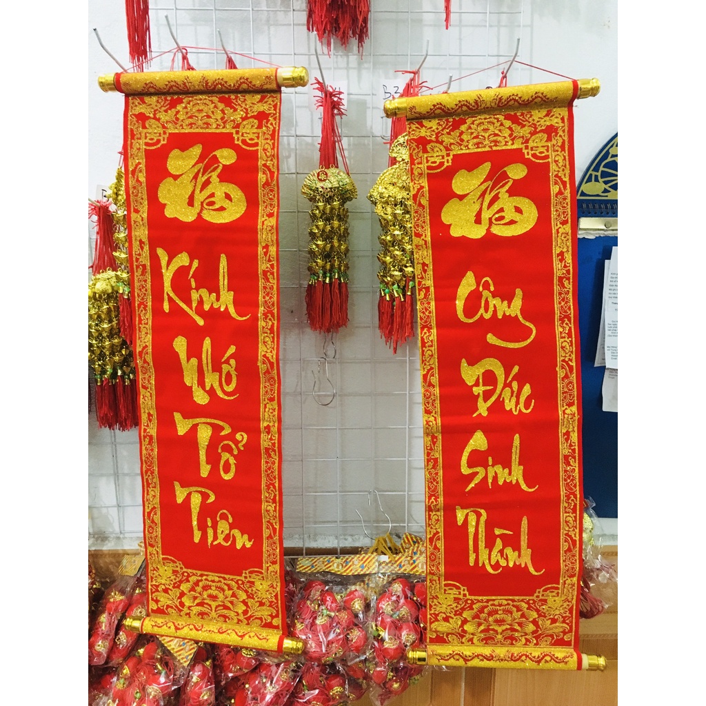 1 đôi câu đối đỏ, liễng trang trí tết 25x80cm in chữ Việt Nam làm từ vải nhung đẹp