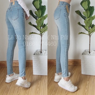 Quần jeans nhạt tua lai .