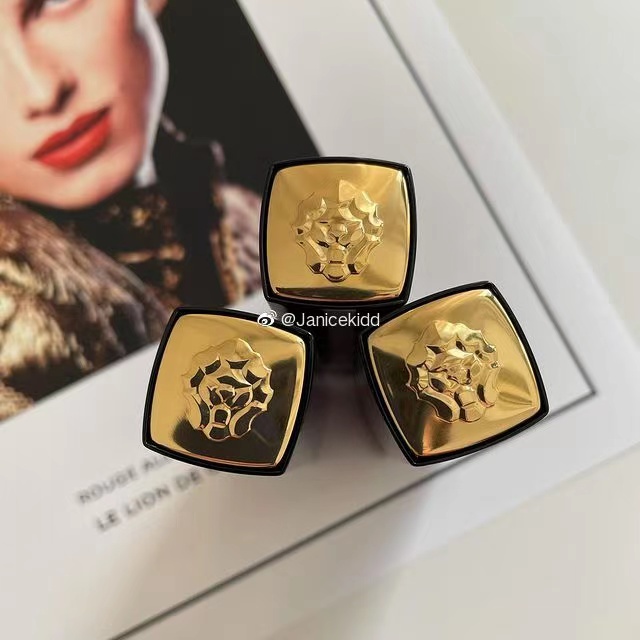 Son Môi Nhung Lì Thiết Kế Hình Đầu Sư Tử Ấn Tượng