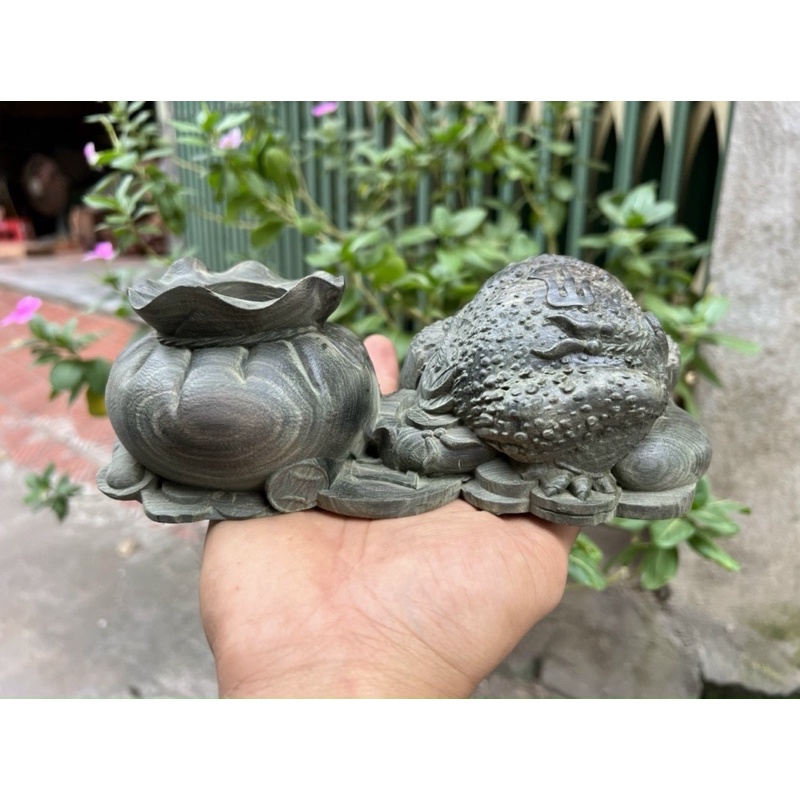 Tượng con cóc thiềm thừ hút tài Lộc gỗ mun