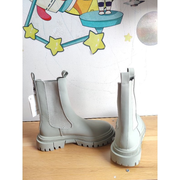 Giày boot Bershka size 35 đế bằng
