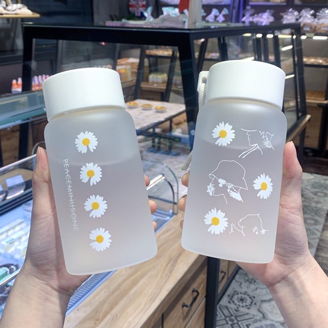 Bình Nước Thủy Tinh Chịu Nhiệt Hoa Cúc Hàn Quốc Hot Trend | BigBuy360 - bigbuy360.vn