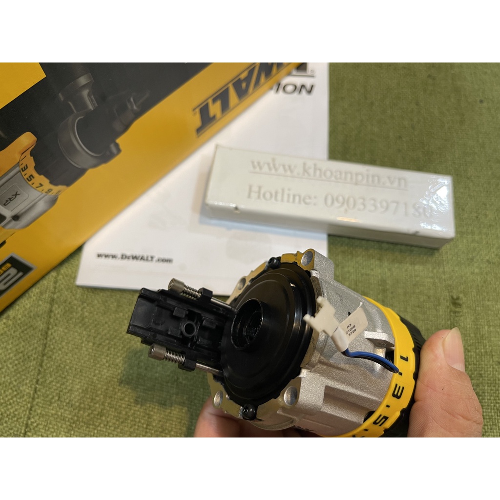 Đầu máy khoan pin Dewalt DCD999