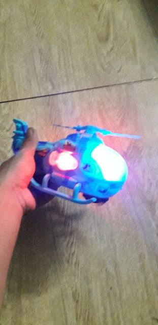 Chiếc trực thăng có nhạc và đèn led rất đẹp tặng kèm pin