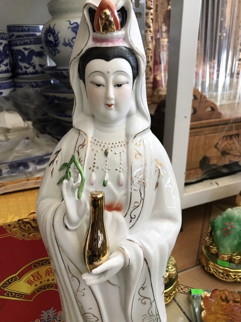 Tượng quan âm sứ đứng