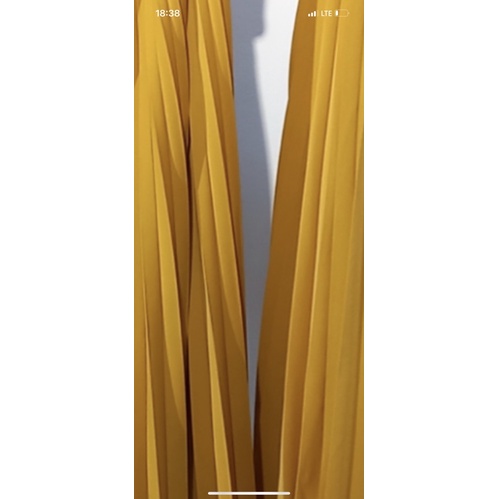 Chân váy vàng xếp ly Dchic size M new tag