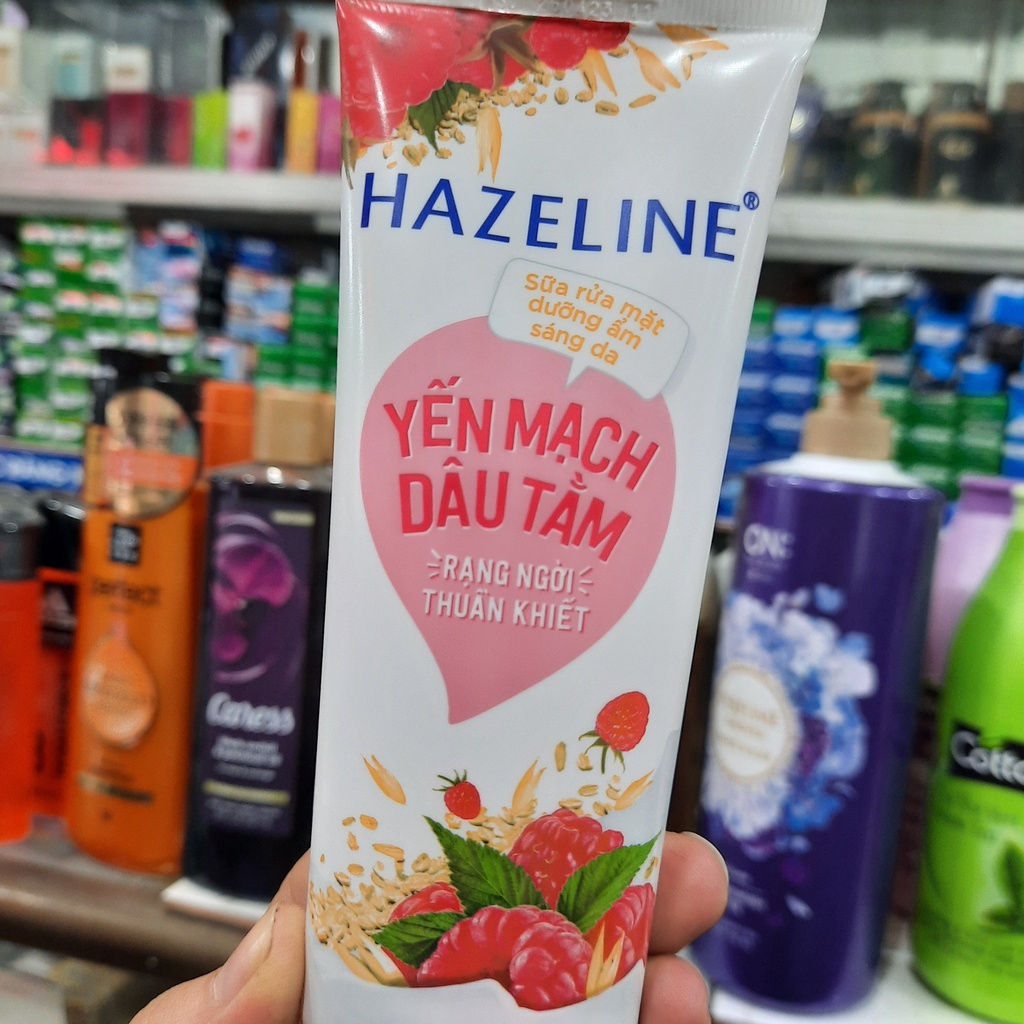 Sữa rửa mặt dưỡng ẩm sáng da Hazeline Yến Mạch Dâu Tằm 100g